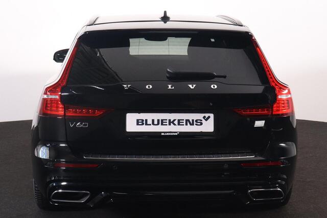 Volvo V60 T6 Recharge AWD R-Design - IntelliSafe Assist - Adaptieve LED koplampen - Parkeercamera achter - Parkeersensoren voor & achter - Elektr. bedienb. voorstoelen met geheugen links - Extra getint glas - Inklapbare trekhaak - 18' LMV