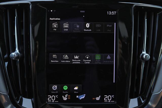 Volvo V60 T6 Recharge AWD R-Design - IntelliSafe Assist - Adaptieve LED koplampen - Parkeercamera achter - Parkeersensoren voor & achter - Elektr. bedienb. voorstoelen met geheugen links - Extra getint glas - Inklapbare trekhaak - 18' LMV