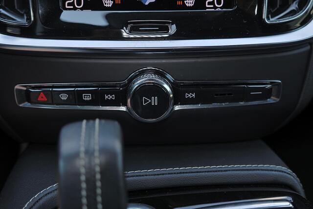 Volvo V60 T6 Recharge AWD R-Design - IntelliSafe Assist - Adaptieve LED koplampen - Parkeercamera achter - Parkeersensoren voor & achter - Elektr. bedienb. voorstoelen met geheugen links - Extra getint glas - Inklapbare trekhaak - 18' LMV