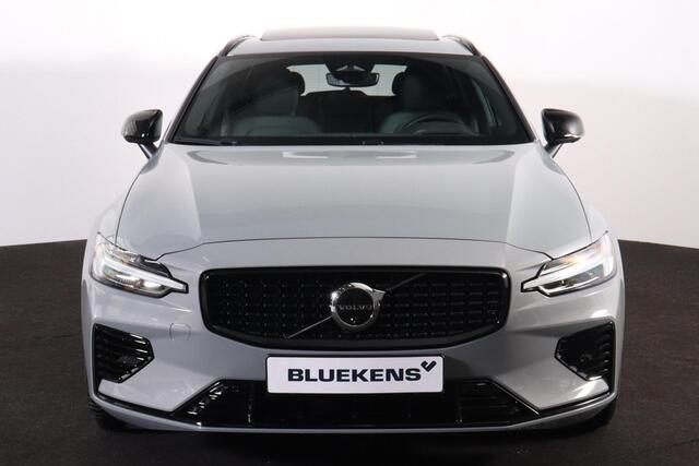 Volvo V60 T8 Recharge AWD Plus Dark - Panorama/schuifdak - IntelliSafe Assist & Surround - 360º Camera - Harman/Kardon audio - Verwarmde voorstoelen, stuur & achterbank - Parkeersensoren voor & achter - Elektr. bedienb. voorstoelen met geheugen - Head up display - Extra getint glas - Inklapbare trekhaak - 18' LMV