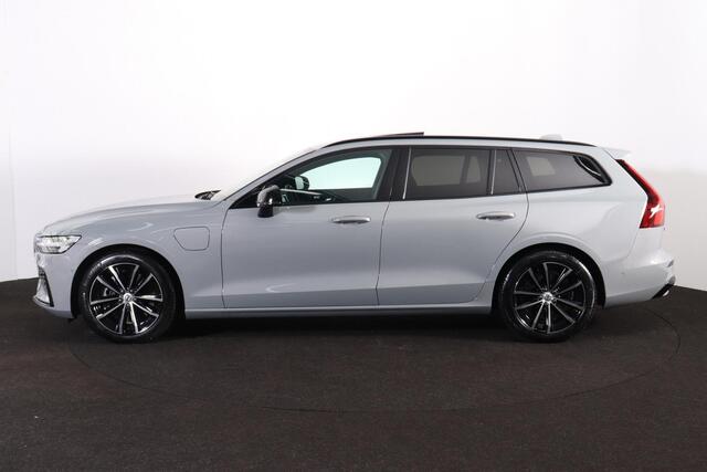 Volvo V60 T8 Recharge AWD Plus Dark - Panorama/schuifdak - IntelliSafe Assist & Surround - 360º Camera - Harman/Kardon audio - Verwarmde voorstoelen, stuur & achterbank - Parkeersensoren voor & achter - Elektr. bedienb. voorstoelen met geheugen - Head up display - Extra getint glas - Inklapbare trekhaak - 18' LMV