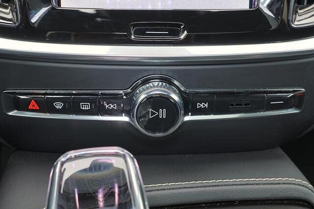 Volvo V60 T8 Recharge AWD Plus Dark - Panorama/schuifdak - IntelliSafe Assist & Surround - 360º Camera - Harman/Kardon audio - Verwarmde voorstoelen, stuur & achterbank - Parkeersensoren voor & achter - Elektr. bedienb. voorstoelen met geheugen - Head up display - Extra getint glas - Inklapbare trekhaak - 18' LMV