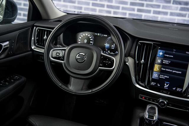 Volvo V60 T6 Plug-in hybrid AWD Ultimate Bright | Long Range | Harman Kardon Audio | Trekhaak | Zitverlenging | Head-Up Display | Panoramadak | Keyless | Camera | Memory | Elek. Stoelen | Adaptieve Cruise Control | Dodehoekdetectie | Stoel-/Stuurverwarming | Lederen Bekleding | Park Assist | Elek. Achterklep | 18 inch Lichtmetalen Velgen