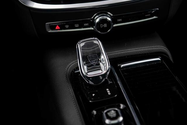 Volvo V60 T6 Plug-in hybrid AWD Ultimate Bright | Long Range | Harman Kardon Audio | Trekhaak | Zitverlenging | Head-Up Display | Panoramadak | Keyless | Camera | Memory | Elek. Stoelen | Adaptieve Cruise Control | Dodehoekdetectie | Stoel-/Stuurverwarming | Lederen Bekleding | Park Assist | Elek. Achterklep | 18 inch Lichtmetalen Velgen