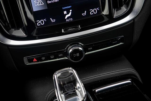 Volvo V60 T6 Plug-in hybrid AWD Ultimate Bright | Long Range | Harman Kardon Audio | Trekhaak | Zitverlenging | Head-Up Display | Panoramadak | Keyless | Camera | Memory | Elek. Stoelen | Adaptieve Cruise Control | Dodehoekdetectie | Stoel-/Stuurverwarming | Lederen Bekleding | Park Assist | Elek. Achterklep | 18 inch Lichtmetalen Velgen