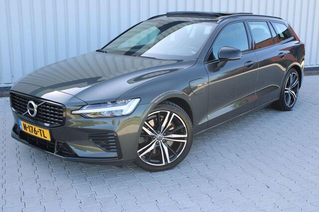 Volvo V60 2.0 T8 Recharge AWD R-Design | Incl. 12 maanden garantie | Pilot assist | Harman/Kardon audio | Memory seats | Stoel/stuurverwarming | Uitklapbare trekhaak | Schuif/kantel dak | Apple carplay/Android auto |