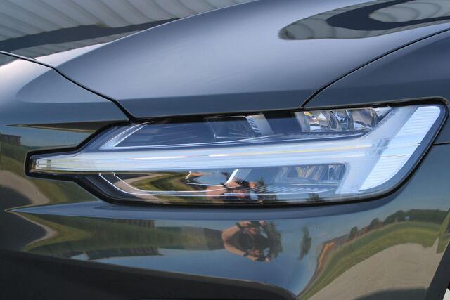 Volvo V60 2.0 T8 Recharge AWD R-Design | Incl. 12 maanden garantie | Pilot assist | Harman/Kardon audio | Memory seats | Stoel/stuurverwarming | Uitklapbare trekhaak | Schuif/kantel dak | Apple carplay/Android auto |