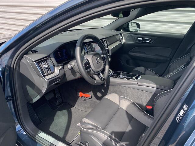 Volvo V60 2.0 T8 Plug-in hybrid AWD Plus Dark / Trekhaak / 360 camera / Harman/Kardon / Panoramadak /