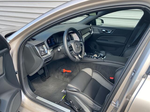Volvo V60 2.0 T8 Plug-in hybrid AWD Plus Dark / Trekhaak / 360 camera / Harman/Kardon / Panoramadak /