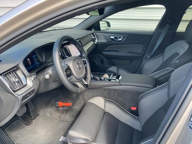 Volvo V60 2.0 T8 Plug-in hybrid AWD Plus Dark / Trekhaak / 360 camera / Harman/Kardon / Panoramadak /