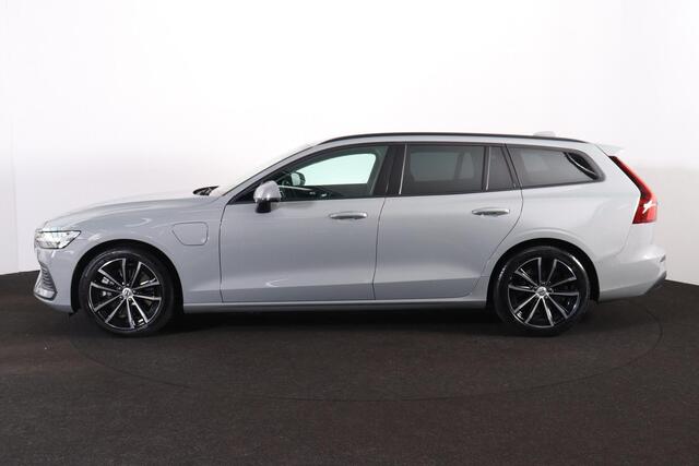 Volvo V60 T6 Recharge AWD Essential - IntelliSafe Assist - Parkeercamera achter - Verwarmde voorstoelen, stuur & achterbank - Parkeersensoren voor & achter - Extra getint glas - 18' LMV