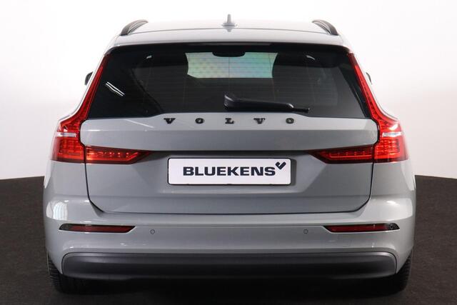 Volvo V60 T6 Recharge AWD Essential - IntelliSafe Assist - Parkeercamera achter - Verwarmde voorstoelen, stuur & achterbank - Parkeersensoren voor & achter - Extra getint glas - 18' LMV
