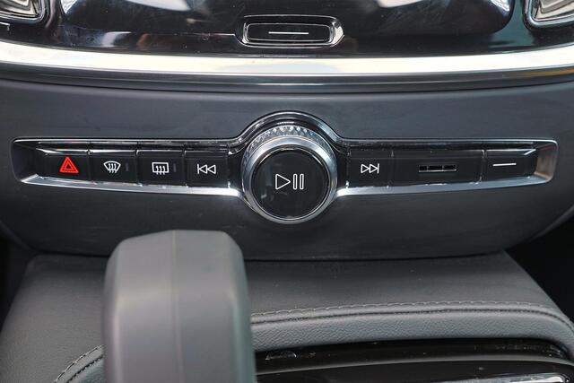 Volvo V60 T6 Recharge AWD Essential - IntelliSafe Assist - Parkeercamera achter - Verwarmde voorstoelen, stuur & achterbank - Parkeersensoren voor & achter - Extra getint glas - 18' LMV