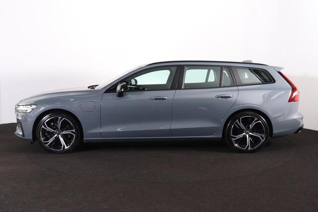 Volvo V60 T6 Recharge AWD Ultimate Dark - IntelliSafe Assist & Surround - 360º Camera - Adaptieve LED koplampen - Verwarmde voorstoelen, stuur & achterbank - Parkeersensoren voor & achter - Elektr. bedienb. voorstoelen met geheugen - Inklapbare trekhaak - 19' LMV
