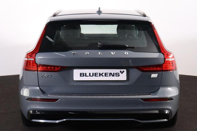 Volvo V60 T6 Recharge AWD Ultimate Dark - IntelliSafe Assist & Surround - 360º Camera - Adaptieve LED koplampen - Verwarmde voorstoelen, stuur & achterbank - Parkeersensoren voor & achter - Elektr. bedienb. voorstoelen met geheugen - Inklapbare trekhaak - 19' LMV