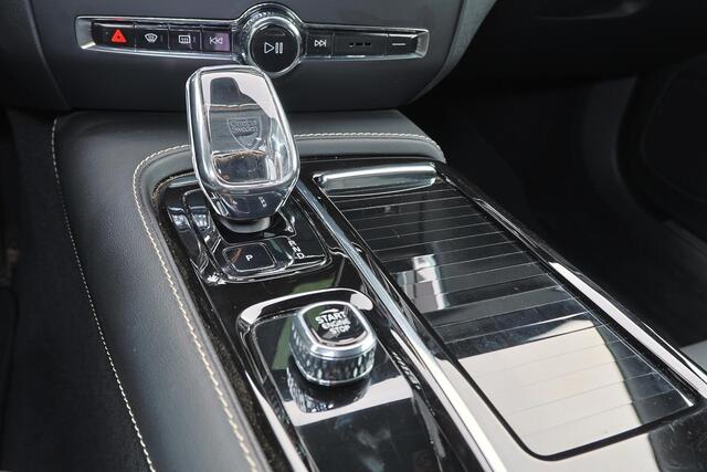 Volvo V60 T6 Recharge AWD Ultimate Dark - IntelliSafe Assist & Surround - 360º Camera - Adaptieve LED koplampen - Verwarmde voorstoelen, stuur & achterbank - Parkeersensoren voor & achter - Elektr. bedienb. voorstoelen met geheugen - Inklapbare trekhaak - 19' LMV