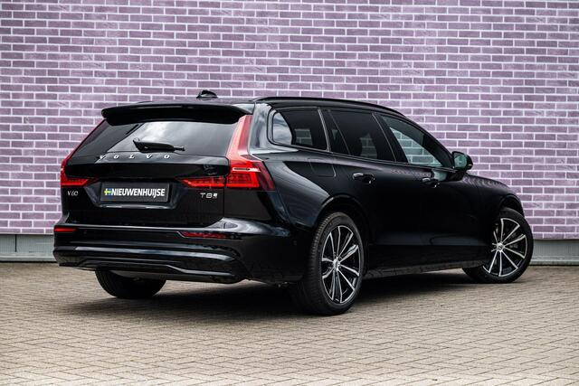 Volvo V60 2.0 T8 Plug-in Hybrid AWD Plus Dark | PHEV Long Range | Trekhaak | Sportstoelen | Panoramadak | Harman Kardon Audio | Head-up Display | 360 Graden Camera | Stoelverwarming voor en achter | Keyless Entry | Elektrische Achterklep | Elektrisch Verstelbare Voorstoelen | Cruise Control Adaptief | BLIS | Google Navigatie | Apple Carplay | Android Auto