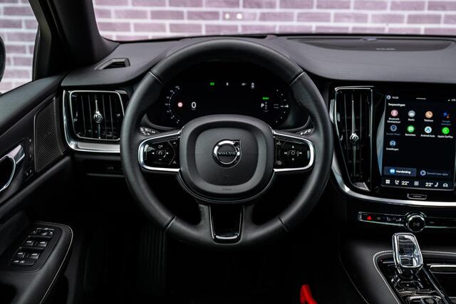 Volvo V60 2.0 T8 Plug-in Hybrid AWD Plus Dark | PHEV Long Range | Trekhaak | Sportstoelen | Panoramadak | Harman Kardon Audio | Head-up Display | 360 Graden Camera | Stoelverwarming voor en achter | Keyless Entry | Elektrische Achterklep | Elektrisch Verstelbare Voorstoelen | Cruise Control Adaptief | BLIS | Google Navigatie | Apple Carplay | Android Auto