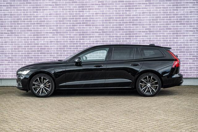 Volvo V60 2.0 T8 Plug-in Hybrid AWD Plus Dark | PHEV Long Range | Trekhaak | Sportstoelen | Panoramadak | Harman Kardon Audio | Head-up Display | 360 Graden Camera | Stoelverwarming voor en achter | Keyless Entry | Elektrische Achterklep | Elektrisch Verstelbare Voorstoelen | Cruise Control Adaptief | BLIS | Google Navigatie | Apple Carplay | Android Auto