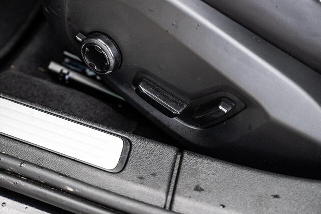 Volvo V60 2.0 T8 Plug-in Hybrid AWD Plus Dark | PHEV Long Range | Trekhaak | Sportstoelen | Panoramadak | Harman Kardon Audio | Head-up Display | 360 Graden Camera | Stoelverwarming voor en achter | Keyless Entry | Elektrische Achterklep | Elektrisch Verstelbare Voorstoelen | Cruise Control Adaptief | BLIS | Google Navigatie | Apple Carplay | Android Auto