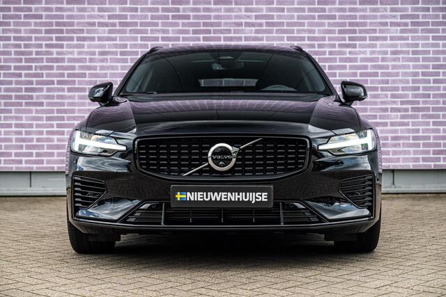 Volvo V60 2.0 T8 Plug-in Hybrid AWD Plus Dark | PHEV Long Range | Trekhaak | Sportstoelen | Panoramadak | Harman Kardon Audio | Head-up Display | 360 Graden Camera | Stoelverwarming voor en achter | Keyless Entry | Elektrische Achterklep | Elektrisch Verstelbare Voorstoelen | Cruise Control Adaptief | BLIS | Google Navigatie | Apple Carplay | Android Auto