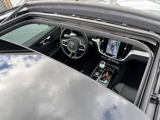Volvo V60 2.0 T8 Plug-in hybrid AWD Plus Dark PHEV, Automaat, Panoramadak, Head-up display, 360 graden parkeercamera, Trekhaak semi elektrisch wegklapbaar, Park assist voor- en achter, Extra getinte ramen vanaf B-stijl