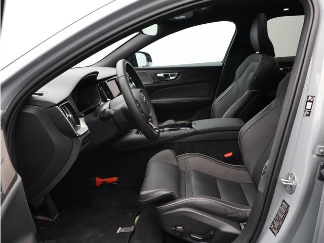 Volvo V60 2.0 T8 Plug-in hybrid AWD Plus Dark / Trekhaak / 360 Camera / Panoramadak / Head-Up Display / Harman Kardon / Elektrische Stoelen / Stoel+Stuurverwarming / BLIS /