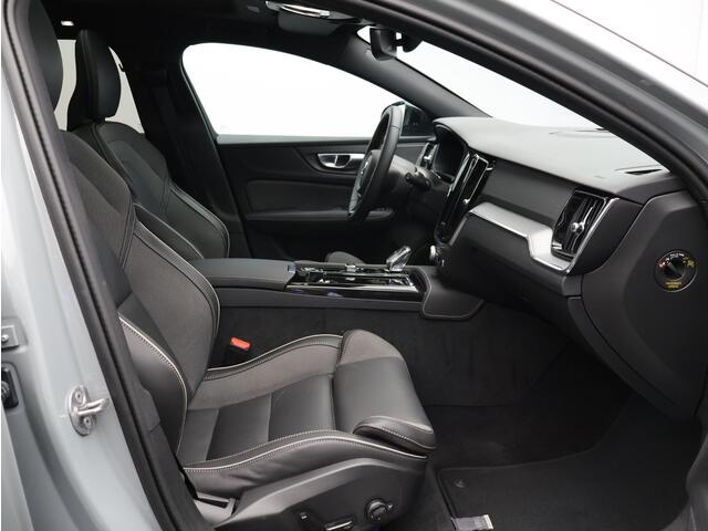 Volvo V60 2.0 T8 Plug-in hybrid AWD Plus Dark / Trekhaak / 360 Camera / Panoramadak / Head-Up Display / Harman Kardon / Elektrische Stoelen / Stoel+Stuurverwarming / BLIS /