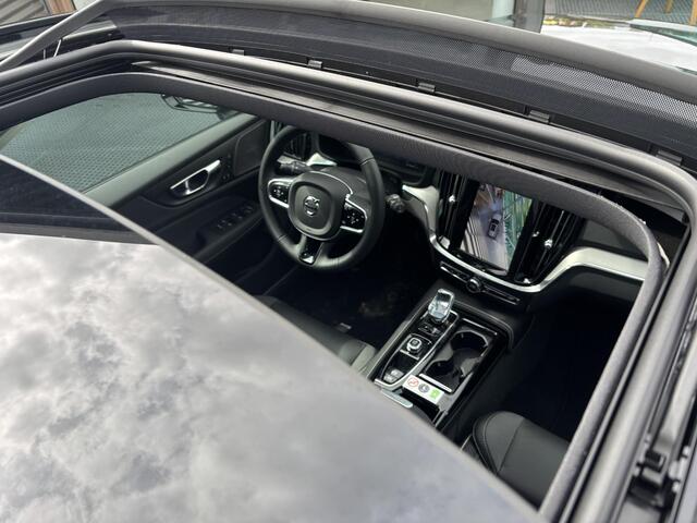 Volvo V60 2.0 T8 Plug-in hybrid AWD Plus Dark PHEV, Automaat, Panoramadak, Trekhaak semi elektrisch wegklapbaar, Head-up display, 360 graden parkeercamera,