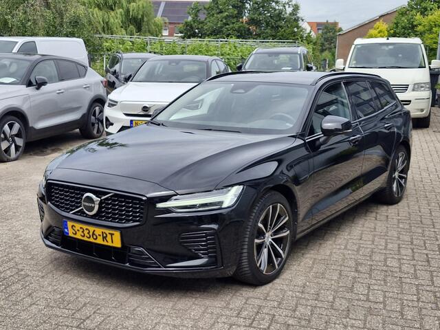 Volvo V60 T6 Plug-in hybrid AWD Plus Dark | Apple carplay | Stoel en stuurverwarming | Camera | Enz (SOH) 100 % en Leder-pakket (contourstoelen, hemelbekleding donker, luxe lederen/stof bekleding, sportstuur)