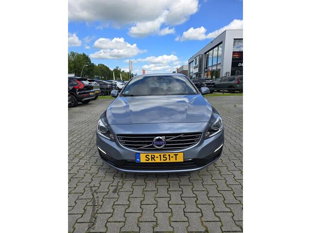 Volvo V60 1.5 T3 Polar+ Dynamic Dealer onderhouden | Cruise control | Verwarmde stoelen voor | Standkachel | Trekhaak