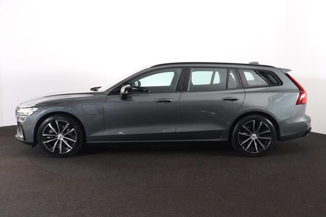 Volvo V60 T6 Recharge AWD Plus Dark - IntelliSafe Assist & Surround - 360º Camera - Harman/Kardon audio - Verwarmde voorstoelen, stuur & achterbank - Parkeersensoren voor & achter - Elektr. bedienb. voorstoelen met geheugen - Inklapbare trekhaak - 18' LMV