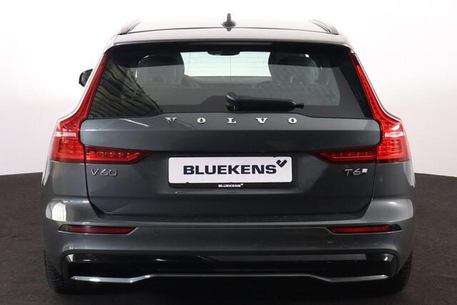 Volvo V60 T6 Recharge AWD Plus Dark - IntelliSafe Assist & Surround - 360º Camera - Harman/Kardon audio - Verwarmde voorstoelen, stuur & achterbank - Parkeersensoren voor & achter - Elektr. bedienb. voorstoelen met geheugen - Inklapbare trekhaak - 18' LMV