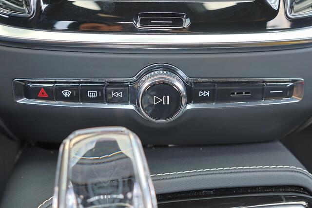 Volvo V60 T6 Recharge AWD Plus Dark - IntelliSafe Assist & Surround - 360º Camera - Harman/Kardon audio - Verwarmde voorstoelen, stuur & achterbank - Parkeersensoren voor & achter - Elektr. bedienb. voorstoelen met geheugen - Inklapbare trekhaak - 18' LMV