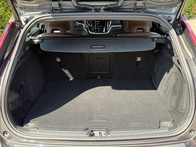 Volvo V60 B3 Inscription | Trekhaak | Pano dak | BLIS | Keyless | Elektrische stoelen | Ledere bekleding |