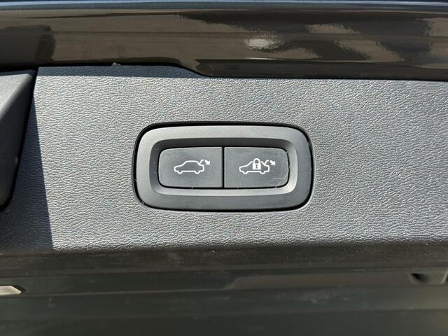 Volvo V60 B3 Inscription | Trekhaak | Pano dak | BLIS | Keyless | Elektrische stoelen | Ledere bekleding |