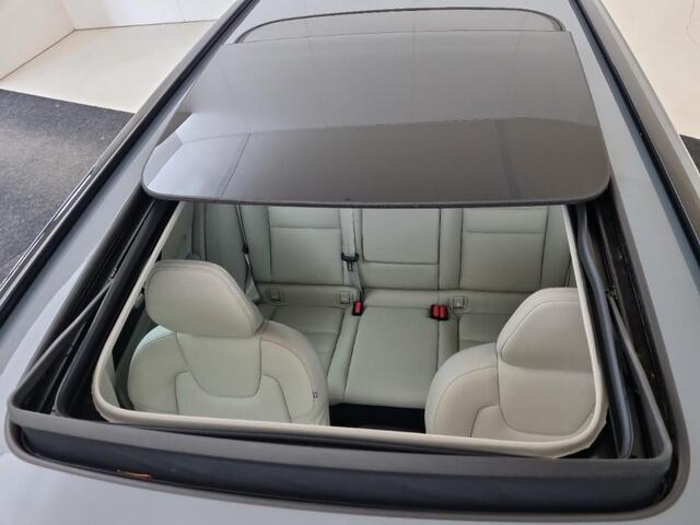 Volvo V60 2.0 B3 Plus Dark | Adaptieve Cruise Control | Panoramadak | Lederen Bekleding | DAB+ | Parkeercamera | Stoel-/Stuurverwarming | Dodehoek Detectie |
