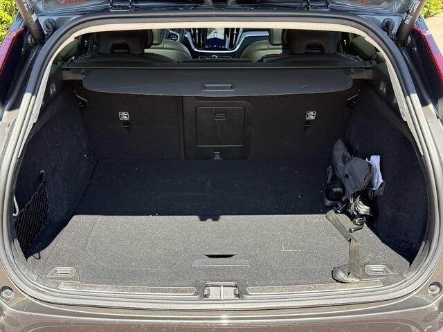 Volvo V60 T8 Twin Engine AWD Inscription | 360 camera | Pano dak | Trekhaak | Bliss | Keyless | Elektrische stoelen | Head up display | Harman kardon audio |