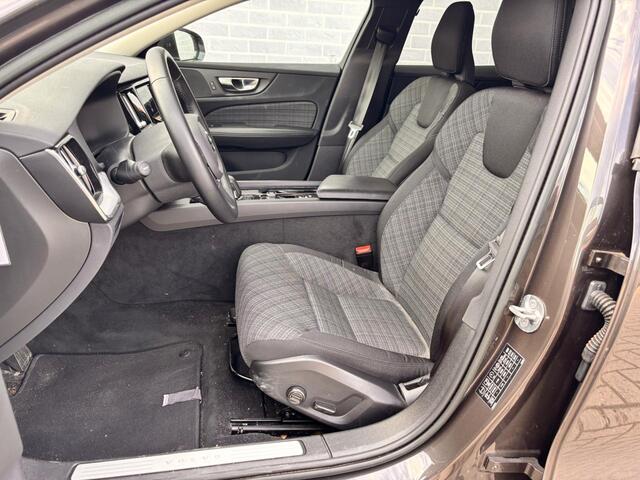 Volvo V60 2.0 B4 Core | Trekhaak | Achteruitrijcamera | Parkeersensoren | Keyless Entry | Elektrische Achterklep | Stoelverwarming voor en achter | Lichtmetalen Velgen 18 inch | Navigatie | Apple Carplay | Android Auto