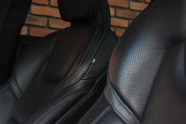 Volvo V60 D4 Automaat 190PK Inscription | Trekhaak | All season banden | Head up display | Panoramadak