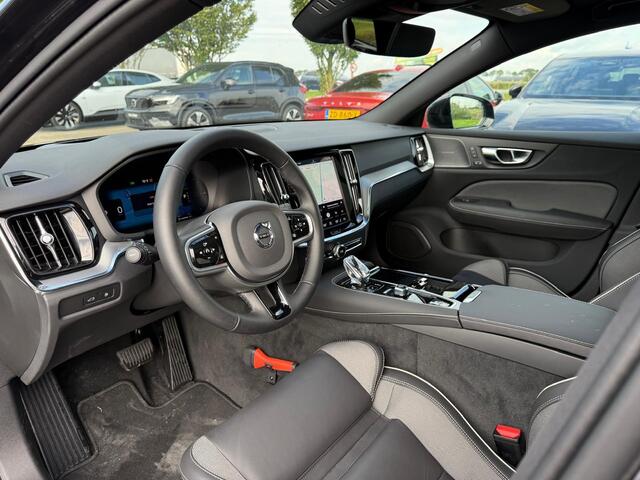 Volvo V60 T8 Plug-in hybrid AWD Plus Dark | Trekhaak | Harman / Kardon | Head-Up Display | 360 Graden Camera | Panoramadak |