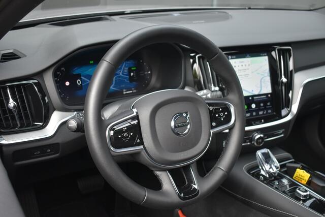 Volvo V60 T8 Plug-in hybrid AWD Ultra Dark | Panoramadak | Trekhaak | 360 graden camera | Head-up display | Verwarmbare voorstoelen, achterbank en stuurwiel | Premium audio by Harman Kardon | Apple carplay/Android auto