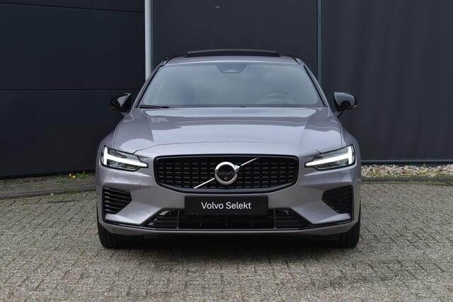 Volvo V60 T8 Plug-in hybrid AWD Ultra Dark | Panoramadak | Trekhaak | 360 graden camera | Head-up display | Verwarmbare voorstoelen, achterbank en stuurwiel | Premium audio by Harman Kardon | Apple carplay/Android auto