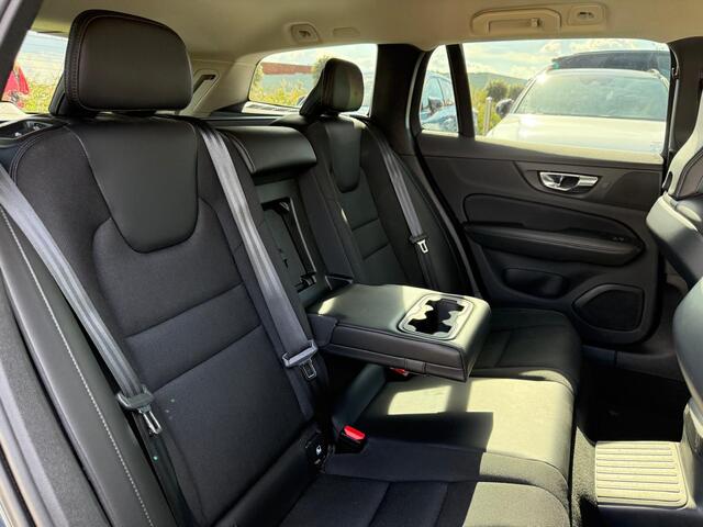 Volvo V60 T6 Twin Engine AWD Momentum Pro | Trekhaak | Parkeercamera | Apple Carplay | Digital Cockpit |