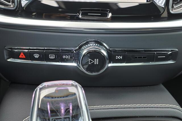 Volvo V60 T6 Recharge AWD Plus Dark - Panorama/schuifdak - IntelliSafe Assist & Surround - 360º Camera - Harman/Kardon audio - Verwarmde voorstoelen, stuur & achterbank - Parkeersensoren voor & achter - Elektr. bedienb. voorstoelen met geheugen - Head up display - Extra getint glas - 19' LMV