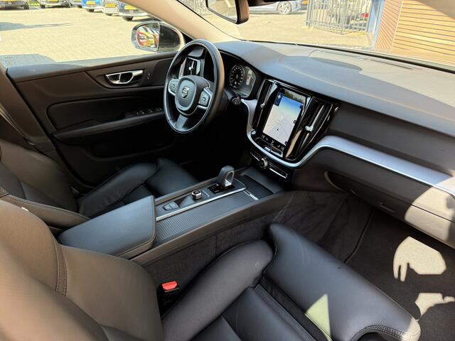 Volvo V60 2.0 B3 Momentum Advantage Sportstoelen / Trekhaak / Camera / Dealer Onderhouden