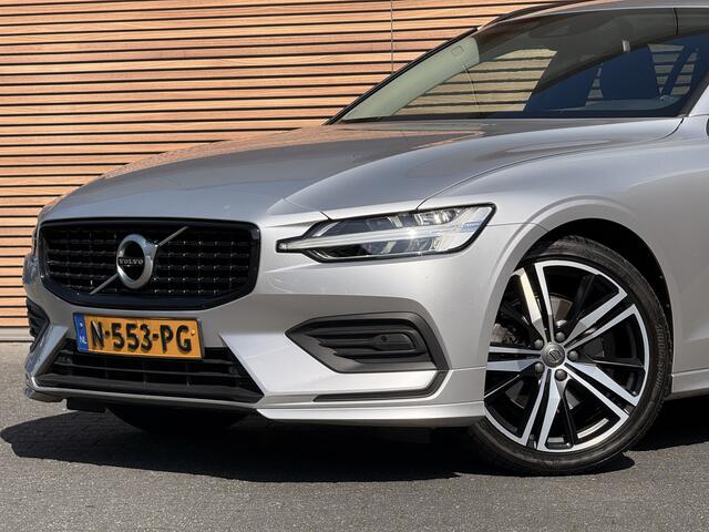 Volvo V60 2.0 B3 Momentum Advantage Sportstoelen / Trekhaak / Camera / Dealer Onderhouden