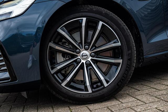 Volvo V60 2.0 T6 Plug-in hybrid AWD Plus Dark | SOH:100% | | Achteruitrijcamera | Parkeersensoren | Elektrisch Verstelbare Voorstoelen | Stoelverwarming voor en achter | Harman Kardon Audio | Keyless Entry | Elektrische Achterklep | Navigatie Google Maps | Apple Carplay | Android Auto |