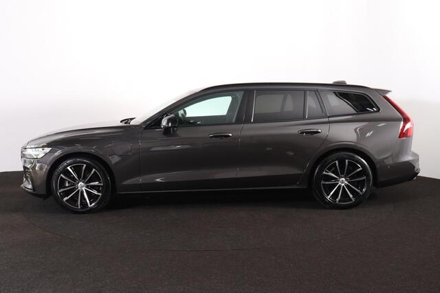 Volvo V60 T6 Recharge AWD Plus Dark - IntelliSafe Assist & Surround - 360º Camera - Harman/Kardon audio - Adaptieve LED koplampen - Verwarmde voorstoelen, stuur & achterbank - Parkeersensoren voor & achter - Elektr. bedienb. voorstoelen met geheugen - Extra getint glas - Inklapbare trekhaak - 18' LMV