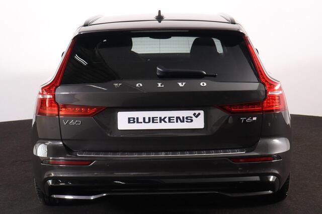 Volvo V60 T6 Recharge AWD Plus Dark - IntelliSafe Assist & Surround - 360º Camera - Harman/Kardon audio - Adaptieve LED koplampen - Verwarmde voorstoelen, stuur & achterbank - Parkeersensoren voor & achter - Elektr. bedienb. voorstoelen met geheugen - Extra getint glas - Inklapbare trekhaak - 18' LMV